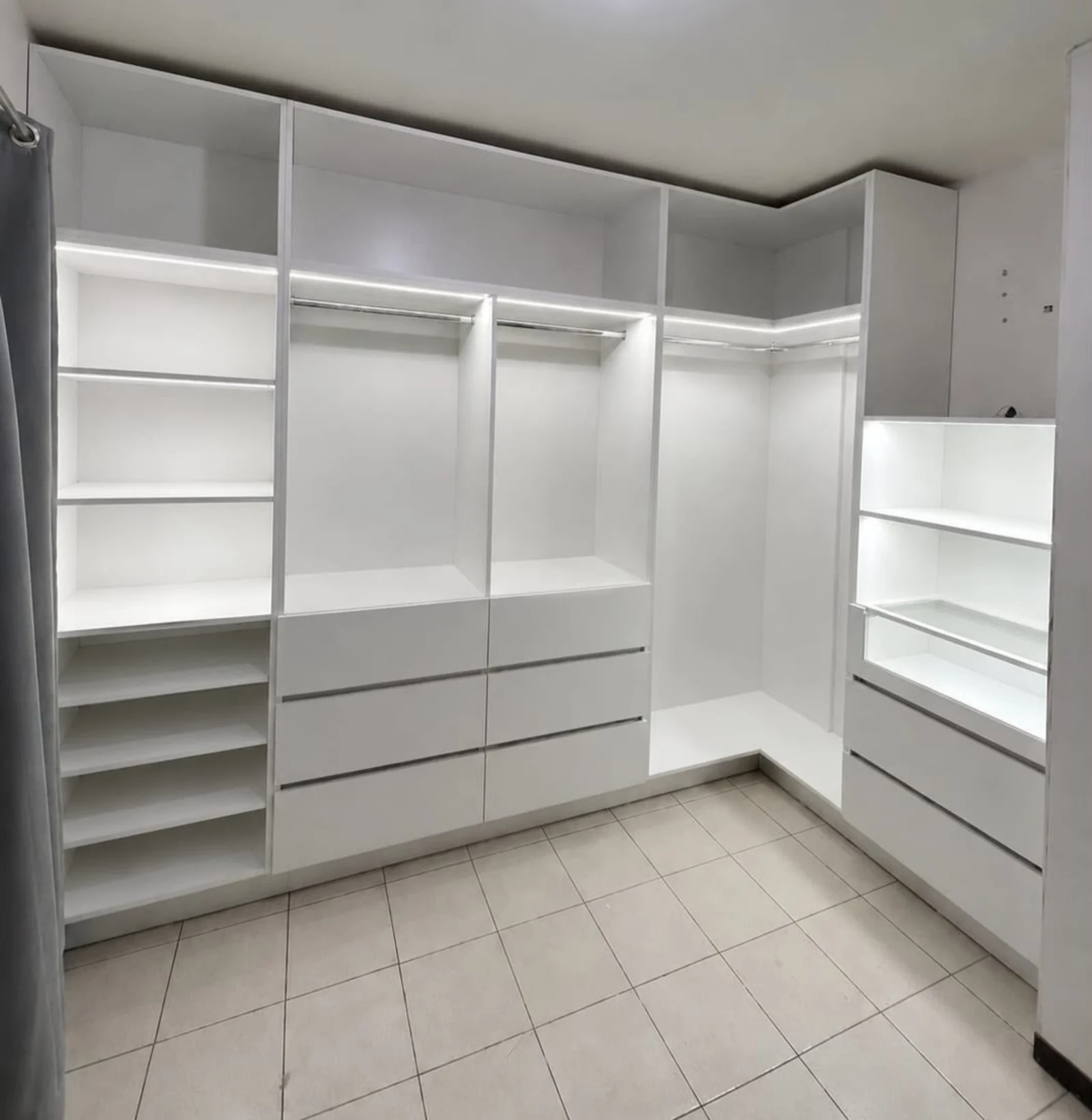 Walk-in closet a medida diseñado y fabricado por Habita Studio