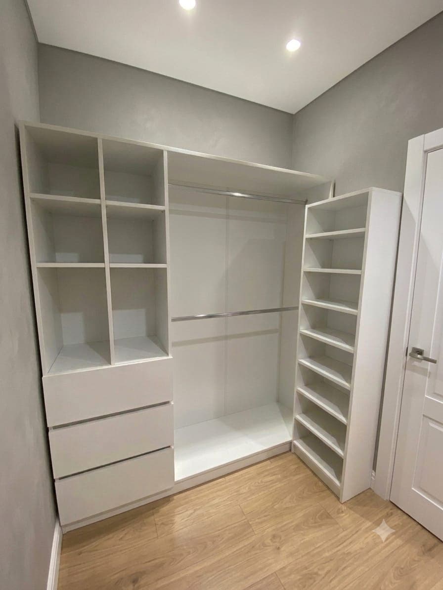 Closet abierto con zapatera y cubos