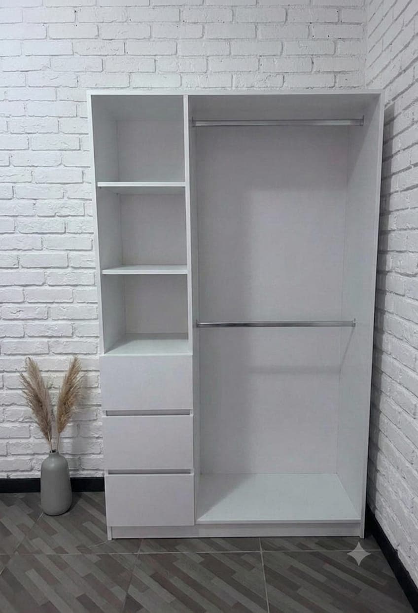 Closet abierto con doble barra y tres gavetas
